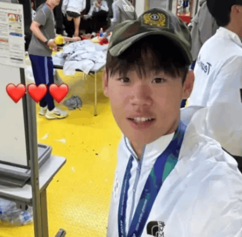 "전역모 쓰고 경례" 축구 국대 3인방, 국방부·병무청 칼 빼들었다