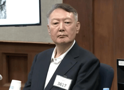 "구치소서 무슨 일이" 윤석열 실명 위기설... 변호인 측 입장은